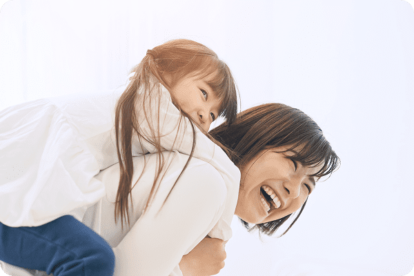 おばあちゃんと女性が笑顔で話している様子
