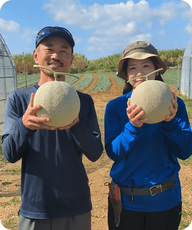 とにかく大きい！メロンを持つ生産者
