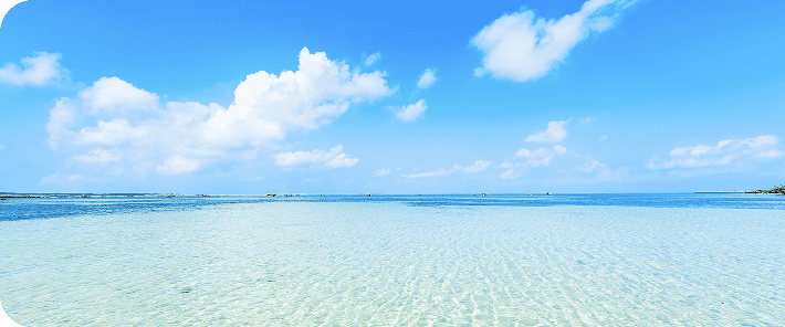 宮古島の透きとおる海の写真